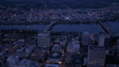 Şehir Portland gece ve sis hava video. Güney Batı hills.