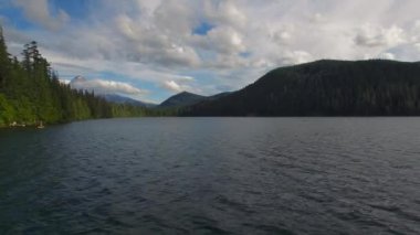 Oregon Temiz Gölü 'nün havadan görünüşü
