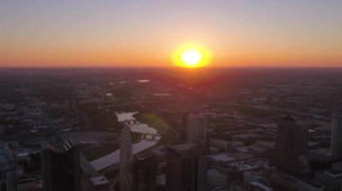 Şehir Columbus Ohio günbatımı hava video.