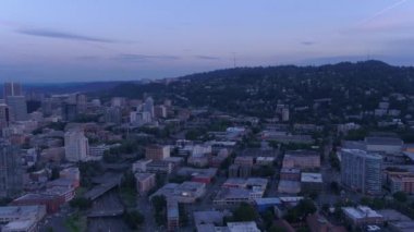 Şehir Portland gece ve sis hava video. Güney Batı hills.