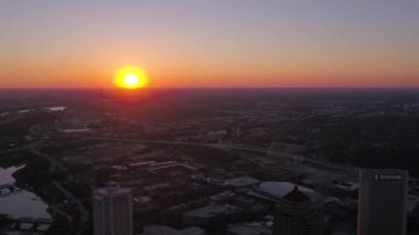 Şehir Columbus Ohio günbatımı hava video.