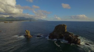 Canon Beach Oregon kıyılarında hava video.