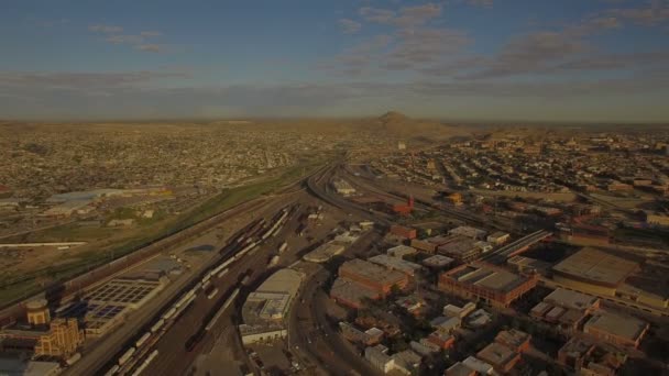 テキサス州エルパソのダウンタウンの空撮 メキシコとの国境 — ストック動画