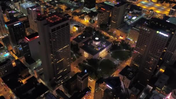 夜にオハイオ州コロンバスのダウンタウンの空撮 — ストック動画