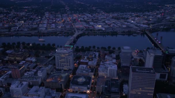 ポートランドのダウンタウンの夜と夕暮れ時の空撮です サウス ウエスト ヒルズ — ストック動画