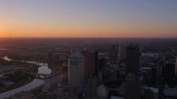 Luchtfoto Video Van Het Centrum Van Columbus Ohio Bij Zonsondergang — Stockvideo