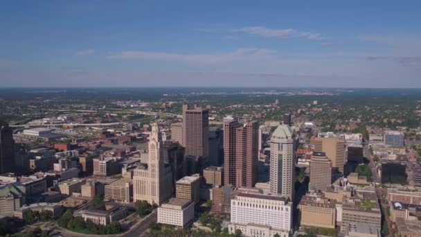 在一个晴朗的日子俄亥俄州哥伦布市中心的空中视频 — 图库视频影像