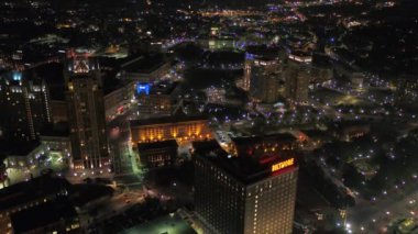 Gece şehir merkezinde Providence şehir hava video. Rhode Island