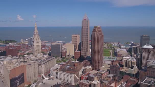 Luchtfoto Video Van Centrum Cleveland Ohio Een Zonnige Dag — Stockvideo