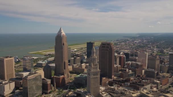 在一个晴朗的日子在俄亥俄州克利夫兰市中心的空中视频 — 图库视频影像
