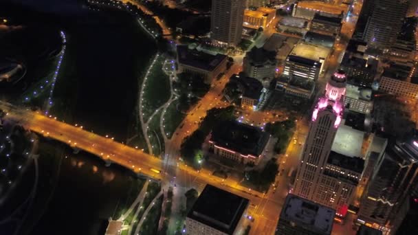 夜间在俄亥俄州哥伦布市中心的空中视频 — 图库视频影像