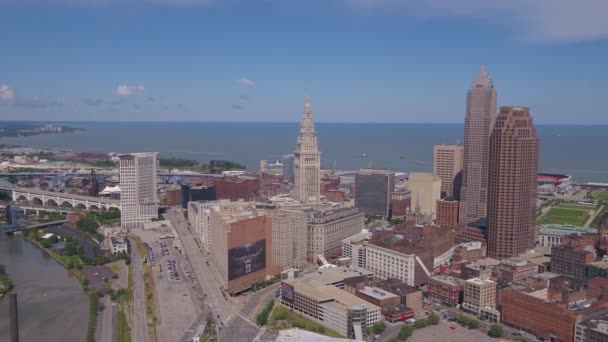 Aerial Video Downtown Cleveland Ohio Solig Dag — Stockvideo