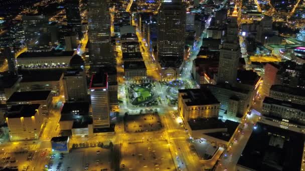 Vídeo Aéreo Del Centro Cleveland Ohio Por Noche — Vídeos de Stock