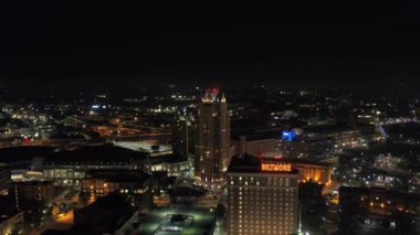 Gece şehir merkezinde Providence şehir hava video. Rhode Island