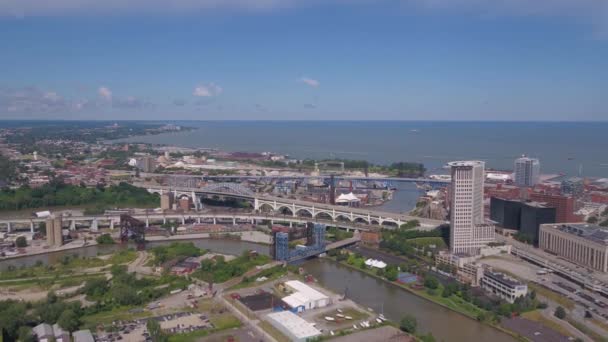 Aerial Video Downtown Cleveland Ohio Solig Dag — Stockvideo