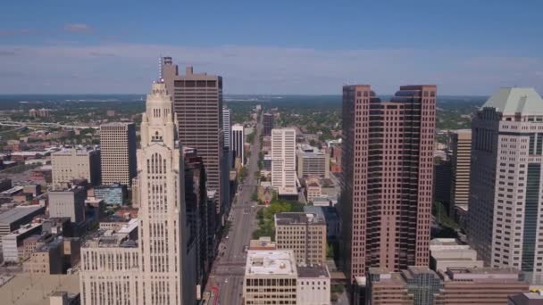 在一个晴朗的日子俄亥俄州哥伦布市中心的空中视频 — 图库视频影像