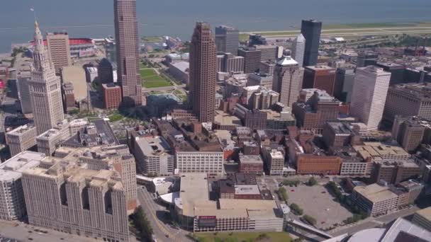 Vídeo Aéreo Del Centro Cleveland Ohio Día Soleado — Vídeo de stock