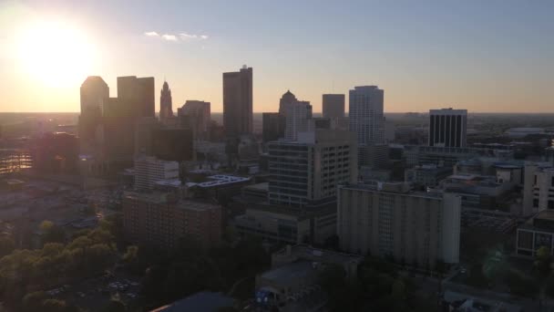 日落时分俄亥俄州哥伦布市中心的空中视频 — 图库视频影像
