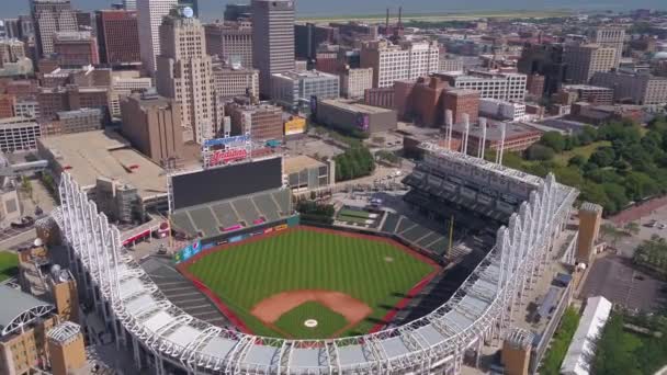 Luchtfoto Video Van Centrum Cleveland Ohio Een Zonnige Dag — Stockvideo