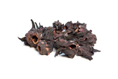 Beyaz arka planda Hibiscus kırmızı çayı.