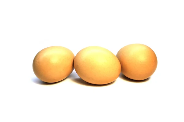 Huevos de pollo sobre fondo blanco de cerca —  Fotos de Stock
