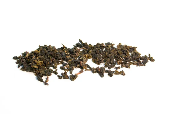 Torr oolong grönt te på en vit bakgrund närbild — Stockfoto