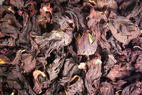Fiori secchi ibisco primo piano tè rosso solido — Foto Stock