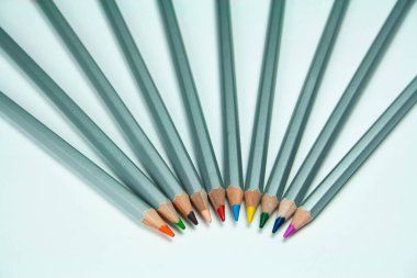 Beyaz arkaplandaki renkli kalemler görüntülendi