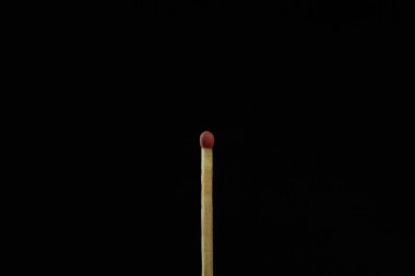 Siyah arkaplanda bir eşleşme izole edilmiş yan görünüm