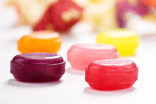Kilka kolorowy lizak cukierki zbliżenie na białej powierzchni — Zdjęcie stockowe