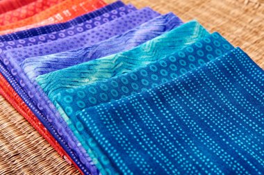 Birbirlerinin üstüne yalan kapitone kumaş parçaları