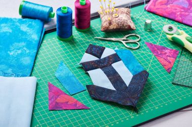 Dikiş aksesuarları tarafından çevrili blok çapa patchwork