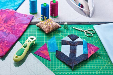 Dikiş aksesuarları tarafından çevrili blok çapa patchwork
