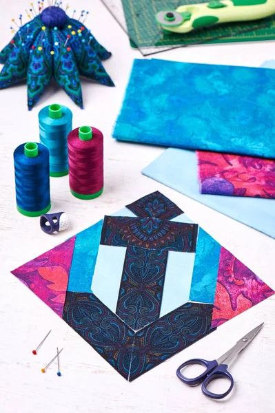 Lappendeken van blok anker omgeven door accessoires naaien — Stockfoto