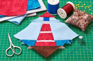 Aksesuar tarafından çevrili deniz feneri bloğunu patchwork dikiş