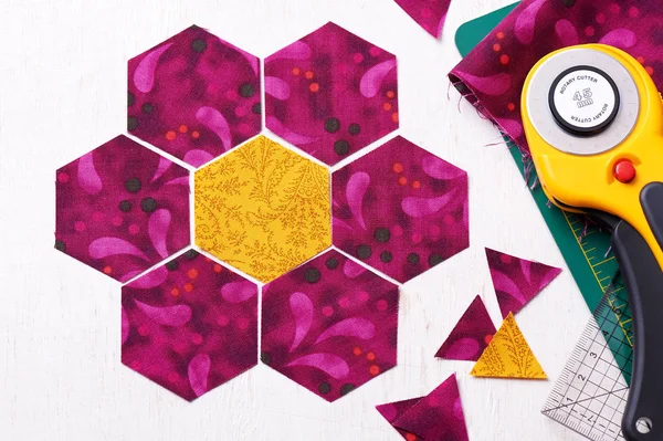 Beredning av hexagon bitar av tyg för att sy ett täcke farmors blomsterträdgård — Stockfoto