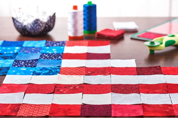 미국 국기 처럼 보이는 직물의 조각의 바느질 준비 — 스톡 사진