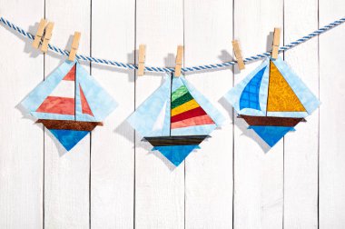 Patchwork blok üzerinde bir ip üzerinde bir beyaz clothespins ile bağlı 
