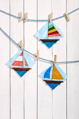 Patchwork blok üzerinde bir ip üzerinde bir beyaz clothespins ile bağlı 