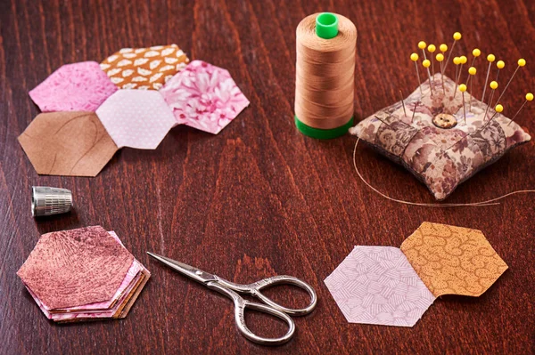 Sömnad av hexagon bitar av tyg en quilt mormor blomma — Stockfoto