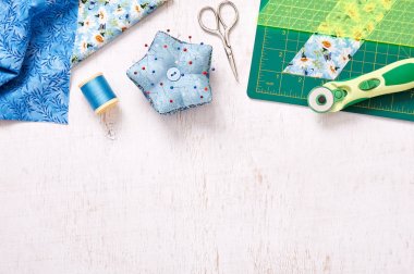 Patchwork aksesuarları, bir beyaz tahta yüzey üzerinde Üstten Görünüm