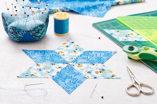 Elmas kumaş parçaları dikiş yorgan için hazırlamak