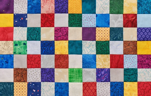Kleurrijke detail voor quilt genaaid uit vierkante stukjes — Stockfoto