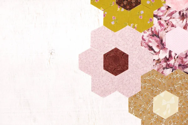 Fondo abstracto de piezas hexagonales de tela Colcha de jardín de flores de la abuela — Foto de Stock