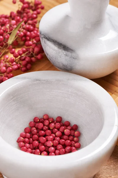 Pimienta rosa seca en mortero de mármol blanco siguiente pestle — Foto de Stock