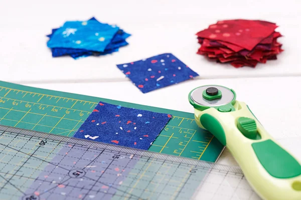 Quiltning verktyg, bit av tyg beredd att skära, två högar c — Stockfoto