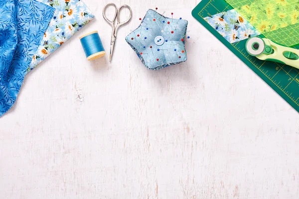 Patchwork aksesuarları, bir beyaz tahta yüzey üzerinde Üstten Görünüm