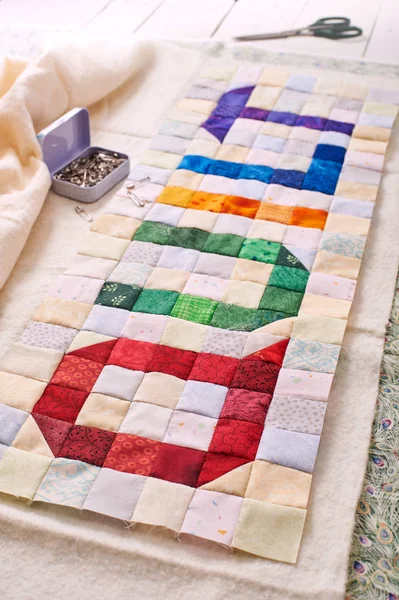 Das Wort Quilt aus bunten quadratischen und dreieckigen Stücken genäht — Stockfoto