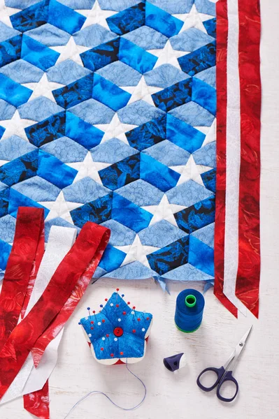 Nähen von Quilt mit stilisierten Elementen der amerikanischen Flagge — Stockfoto