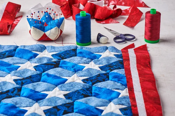 Nähen von Quilt mit stilisierten Elementen der amerikanischen Flagge — Stockfoto